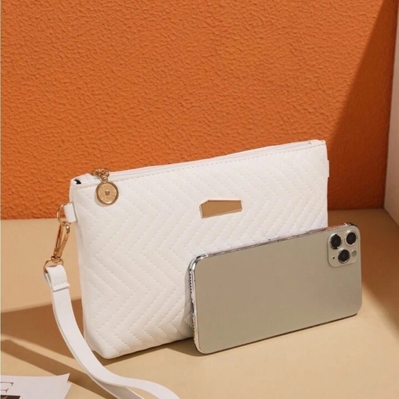 Quilted White Shoulder Bag with Gold Chain Strap - Chic & Versatile - Picture 3 of 8